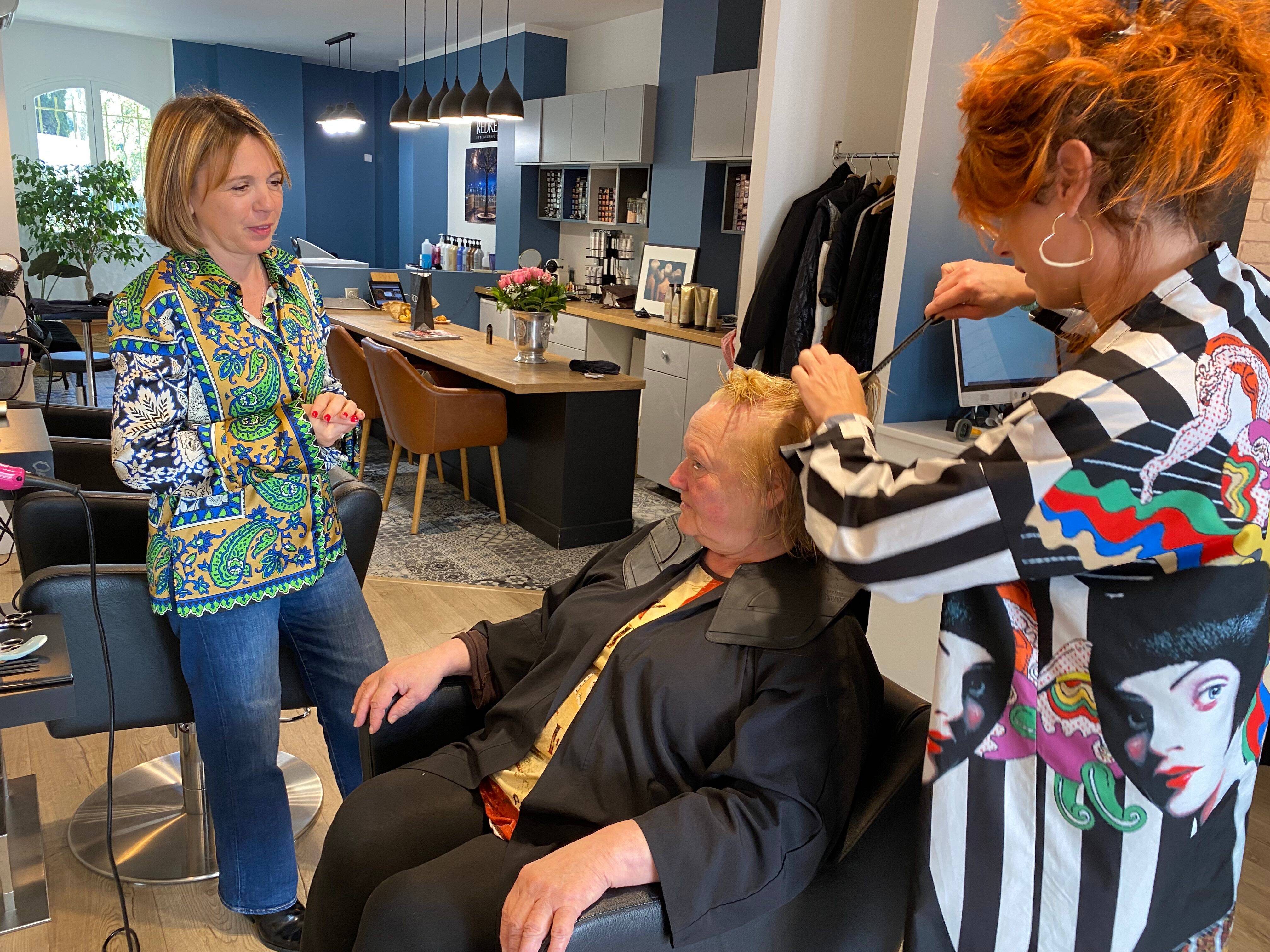 "Je ne voulais pas rester inactive... " Cette coiffeuse de Villeneuve-Loubet a fermé son salon pour coiffer gratuitement des Ukrainiennes