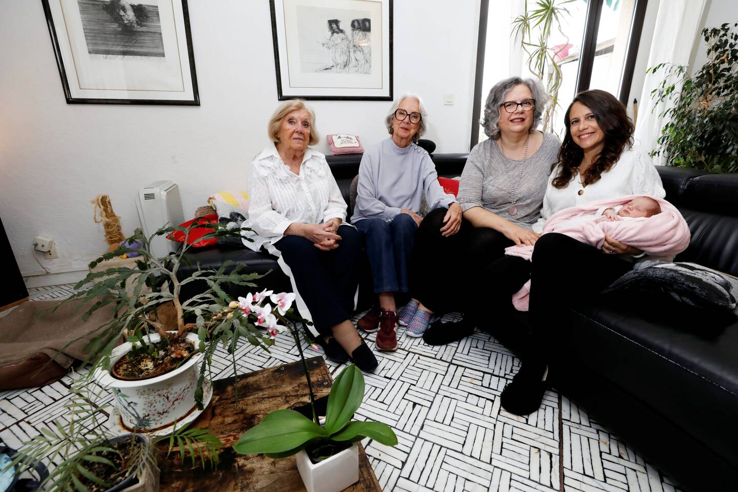 Dans l’ordre (de gauche à droite): Mireille, 98 ans, Raymonde, 79 ans, Muriel, 59 ans, Marie, 36 ans et Lou, un mois.