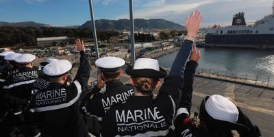 Des familles soulagées par le retour du porte-avions Charles-de-Gaulle à Toulon
