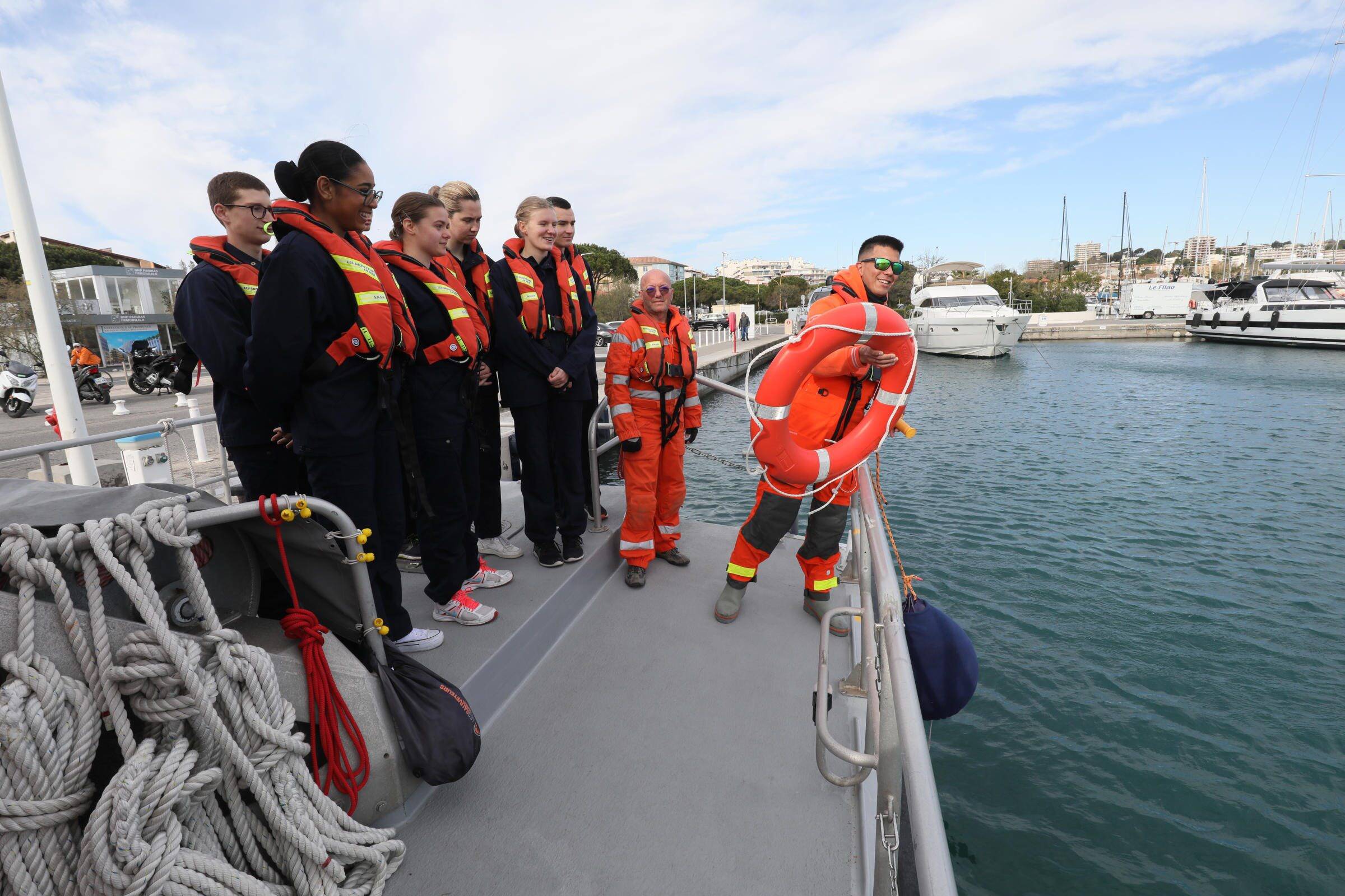 Exercices au large, navigation... comment les jeunes de la Préparation militaire marine d'Antibes se forment au sauvetage en mer