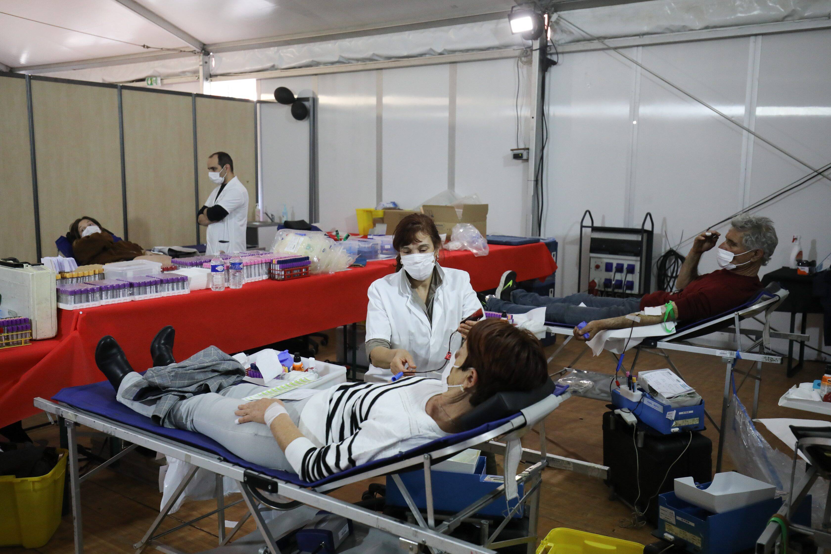 Les réserves sont au plus bas, l'OGC Nice appelle aux dons de sang "Rouge et Noir" place Masséna