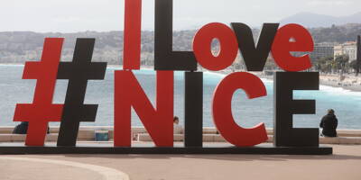 La structure #ILoveNice et les chaises bleues de la promenade des Anglais aux couleurs de l'OGC Nice