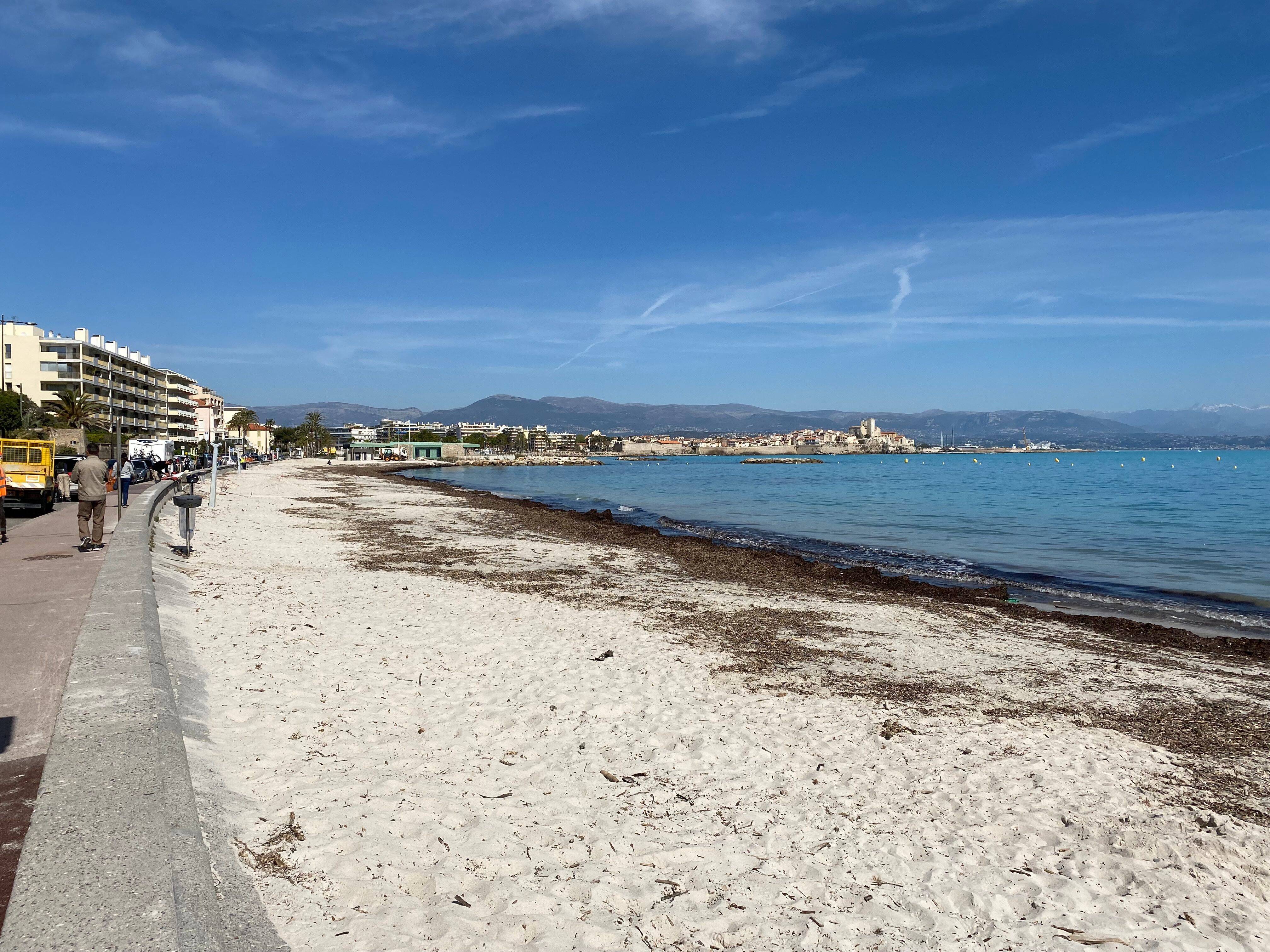 À Antibes, on attend avec impatience les nouveaux kiosques sur la plage de la Salis