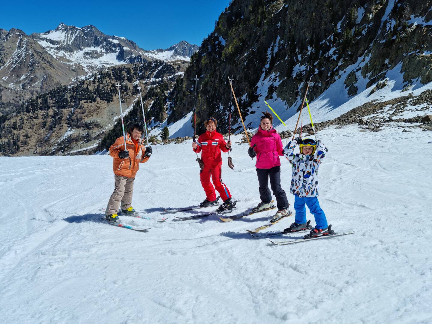 À gauche: le domaine skiable à Auron a fermé ses portes hier. Tout comme à Isola où les derniers skieurs–comme à droite, la famille Botela/Vallat, quatre générations réunies–ont pu profiter des dernières descentes de la saison.
