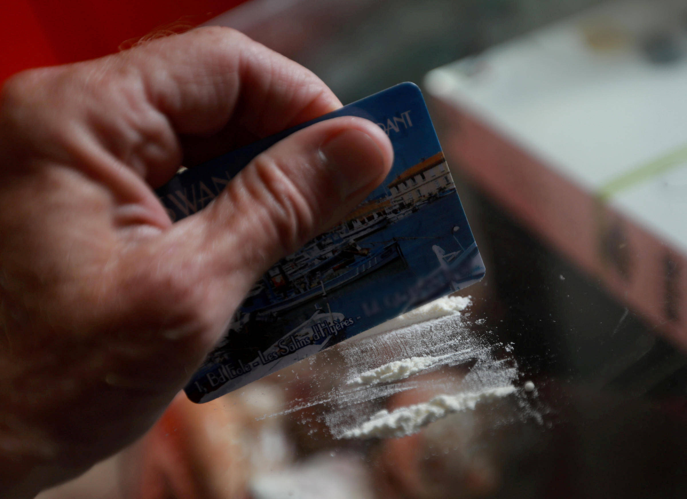 Un Varois accuse sa compagne de violences... Les policiers trouvent chez lui de la drogue, une arme et l'attirail du parfait dealer