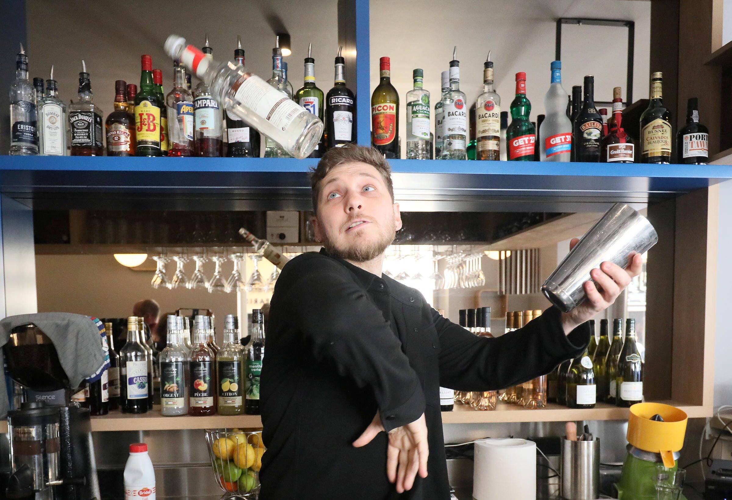 C'est un pro du "flair bartending" et il peut faire ça chez vous