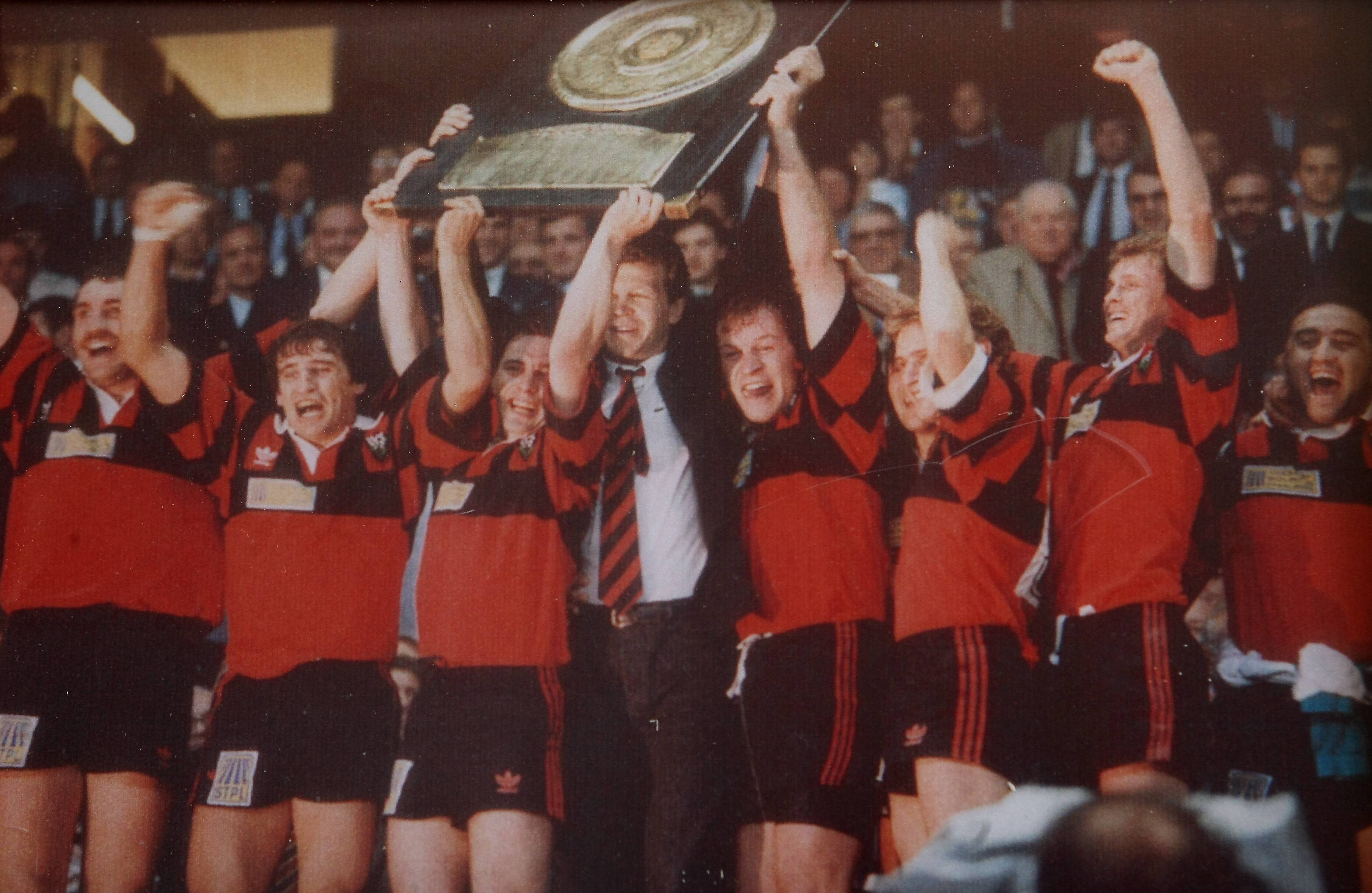 "Un beau pied de nez": quand Eric Champ soulevait le bouclier de Brennus en costard avec le RCT en 1992