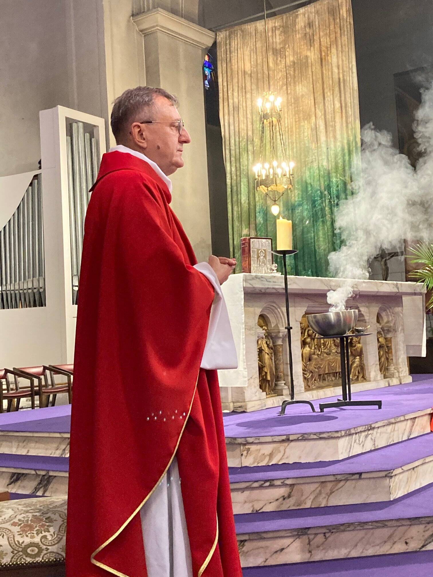 "Je suis vivant, c'est une chance": le témoignage fort et émouvant du père Christophe, victime de coups de couteau à Nice