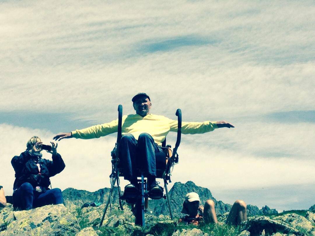 Atteint de sclérose en plaques, ce Niçois va monter au sommet du Baou de Saint-Jeannet... grâce à la force des autres