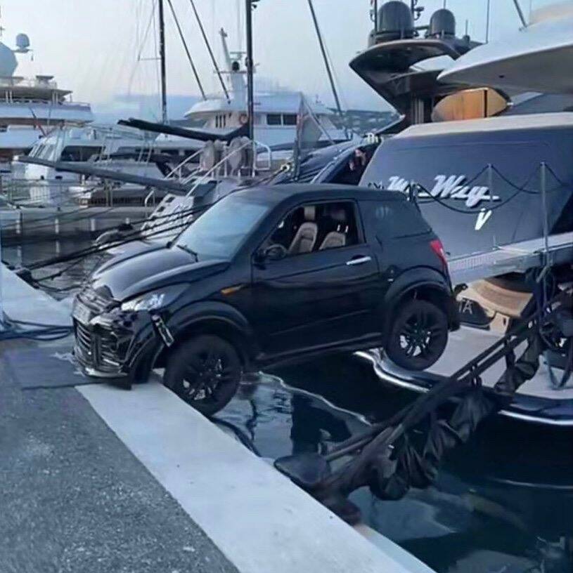 Au port Canto de Cannes, une voiture se coince entre le quai et un bateau