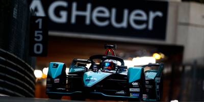 Le pilote néo-zélandais Mitch Evans hisse sa Jaguar en pole position du 5e Monaco E-Prix