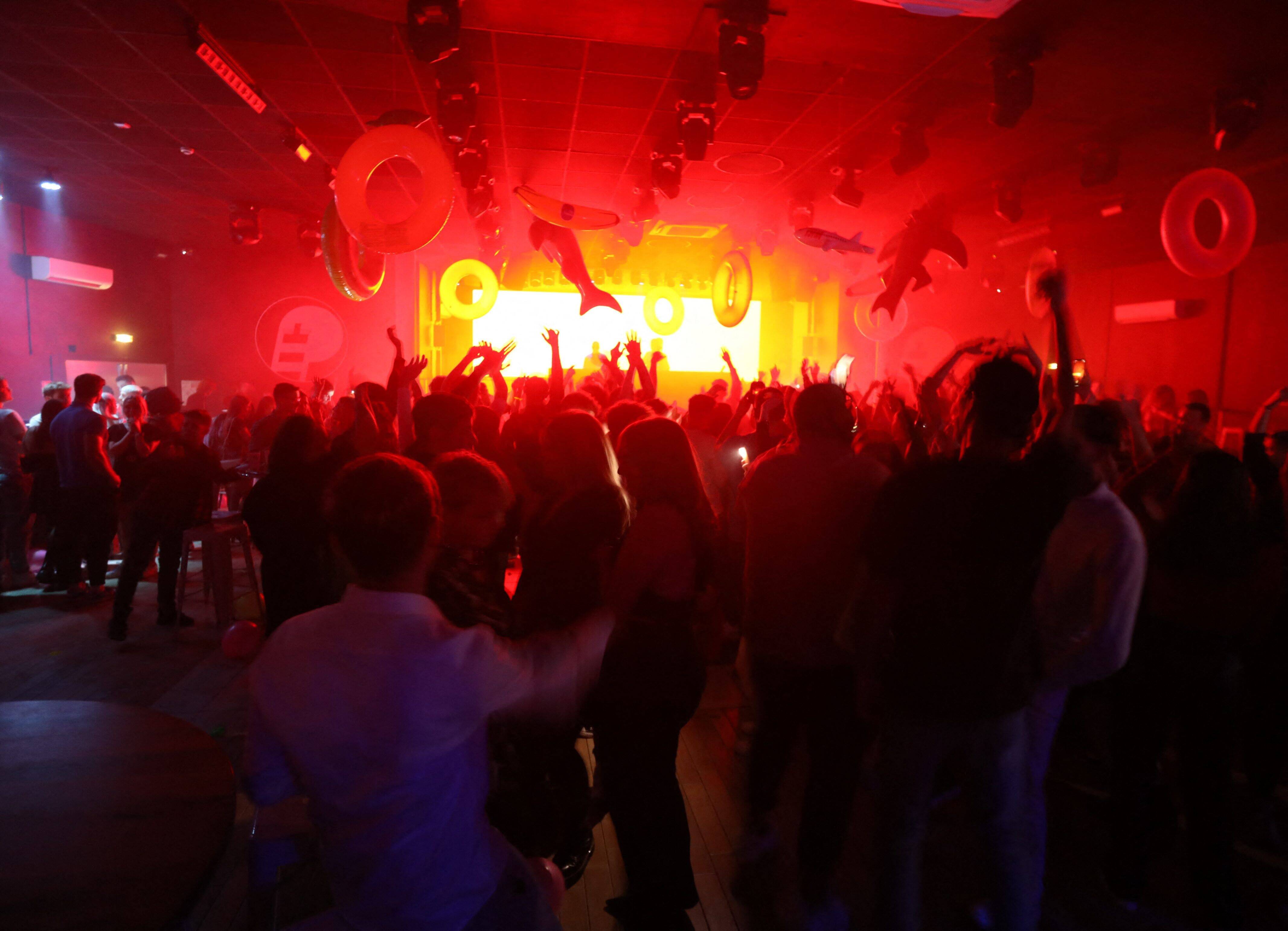 "On aurait dit que j'étais morte": victime d'une piqûre au GHB en boîte de nuit à Cannes, Chloé, 19 ans, raconte son cauchemar