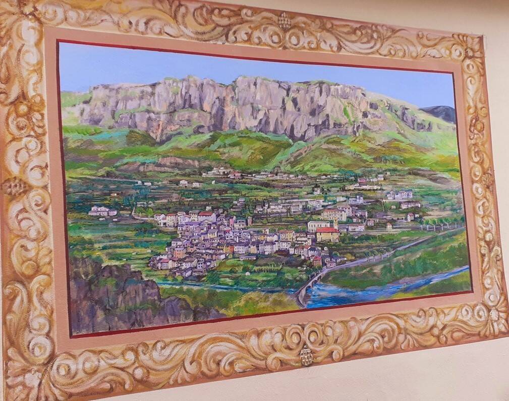 Cinq photos qui montrent que l'artiste Yuki Shirai a fait de Roquesteron une galerie d'art à ciel ouvert