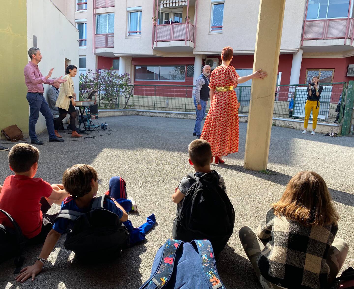 Mardi, à la sortie des classes, les enfants de l’école Jean-Moulin, à Carros, ont pu assister à un spectacle d’art lyrique. Rendez-vous, de nouveau, pris dès demain.
