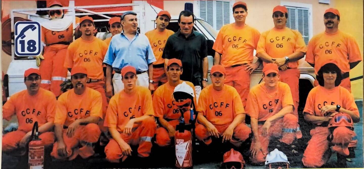L’équipe originelle du CCFF de Castellar autour du maire Guy Olivari, en 2002.
