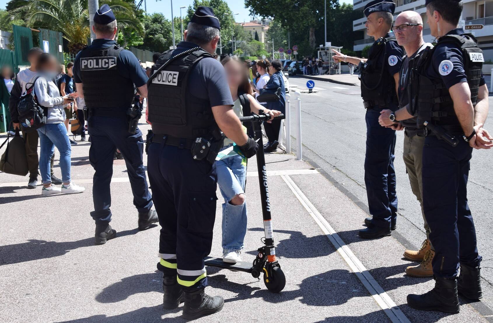 À Toulon, deux opérations de police visent des usagers de trottinettes électriques, un homme placé en garde à vue