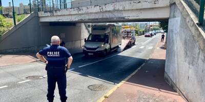 Le camion s'encastre sous un pont à Cannes, le trafic ferroviaire et routier perturbé