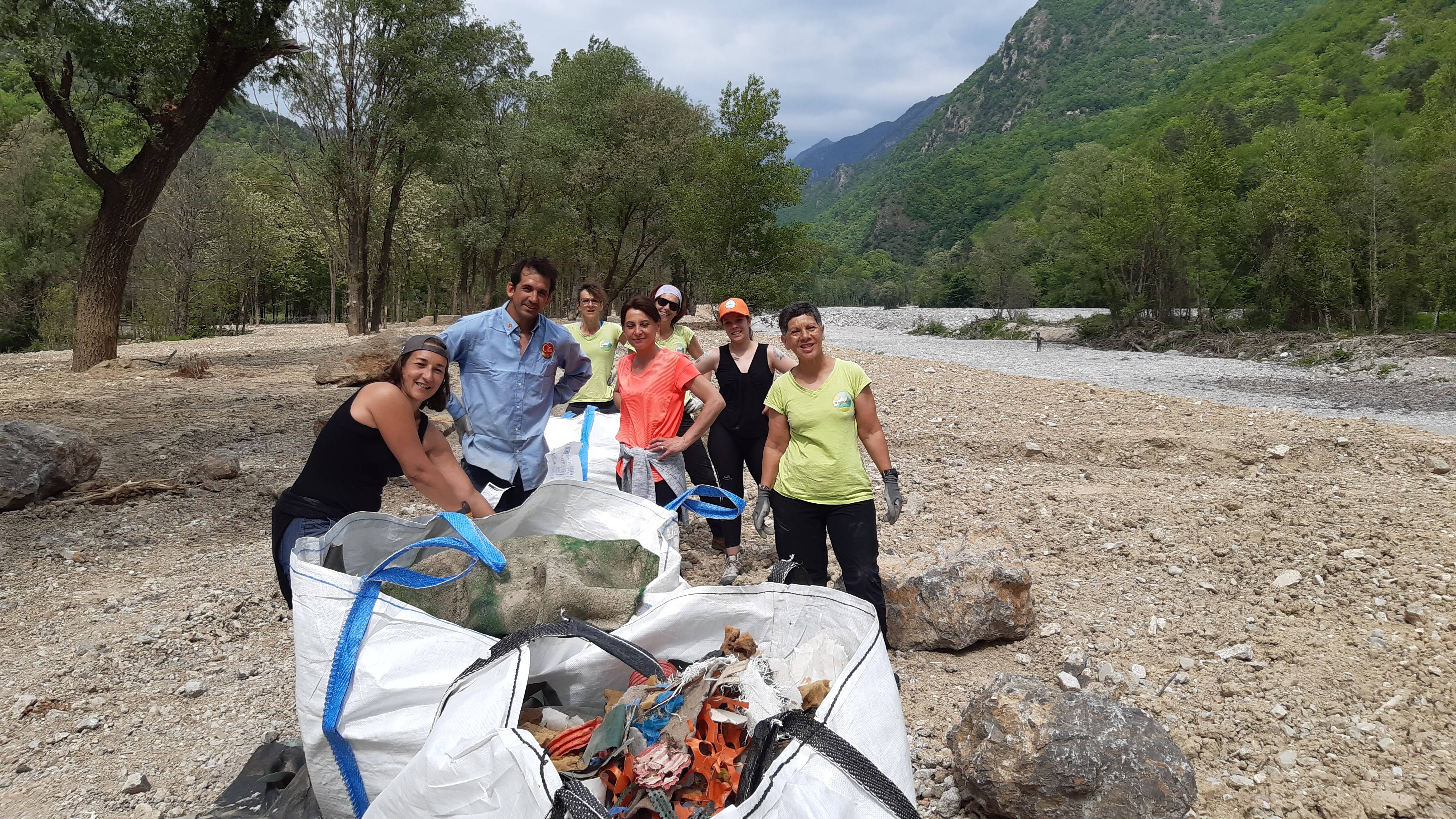 "On ne tolère pas que la rivière soit dans cet état": 150 bénévoles se mobilisent pour curer la Vésubie