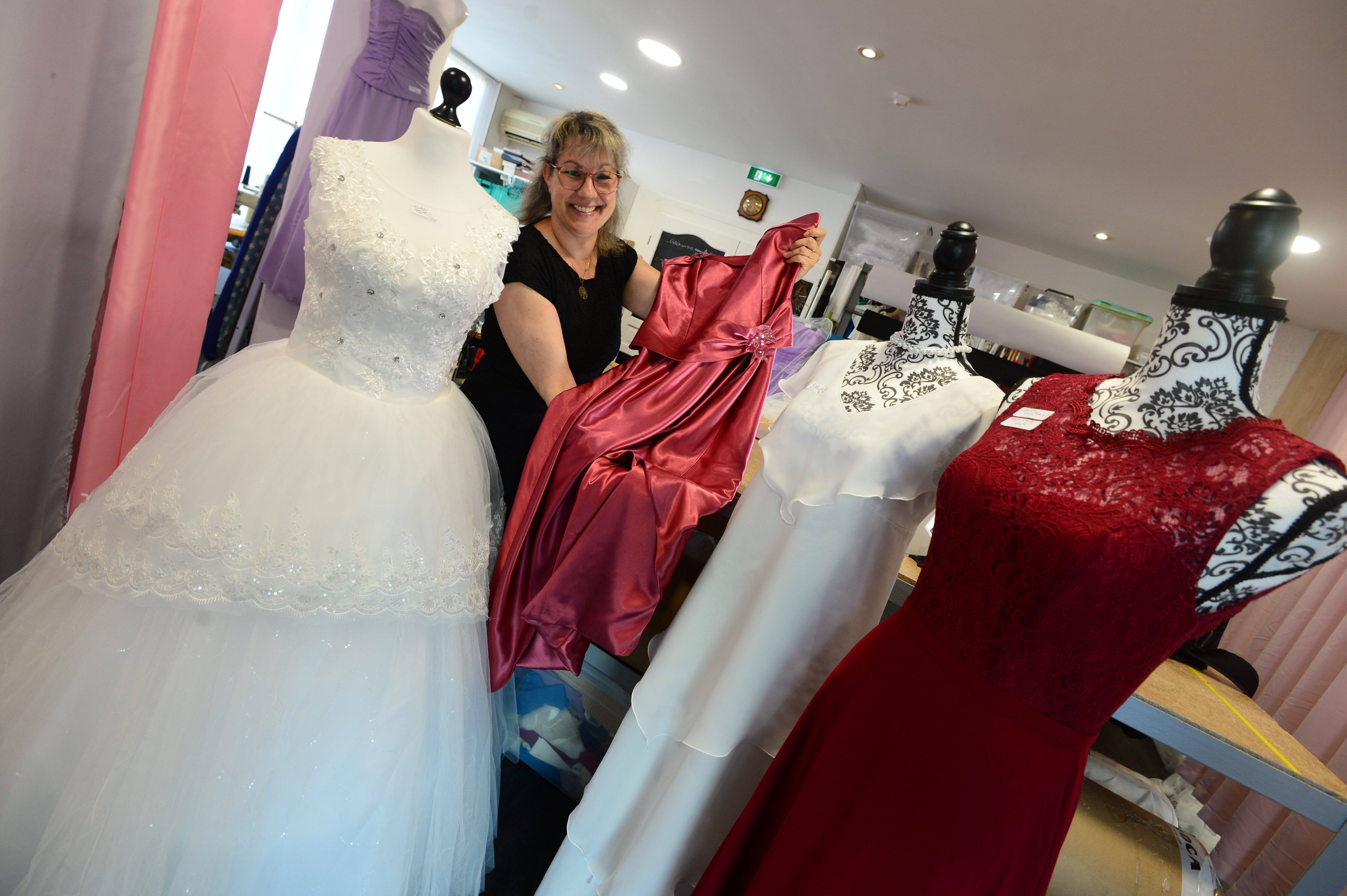 Prix retouche robe outlet de mariée