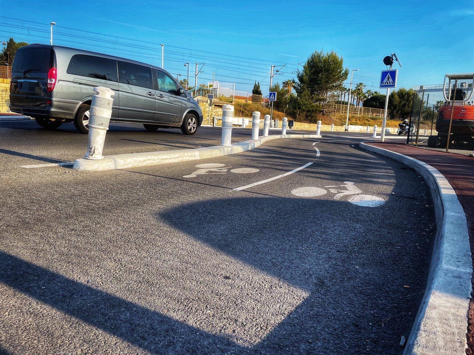 Pourquoi les plots sont-ils remplacés par une bordure sur la route du bord de mer entre Antibes et Villeneuve-Loubet?