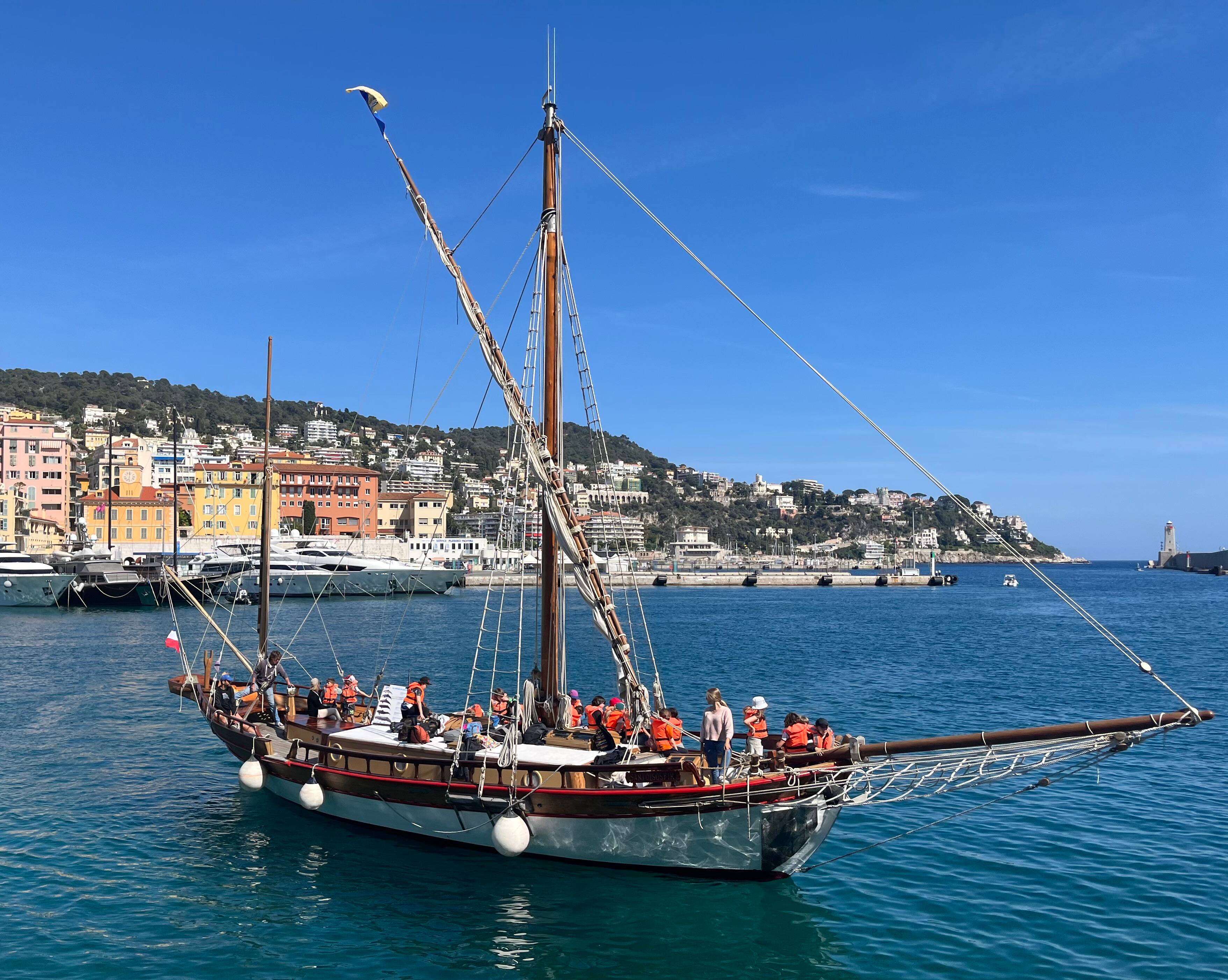 "Ils savent déjà beaucoup de choses": les écoliers de La Gaude ont été sensibilisés à l'environnement sur un bateau à voile