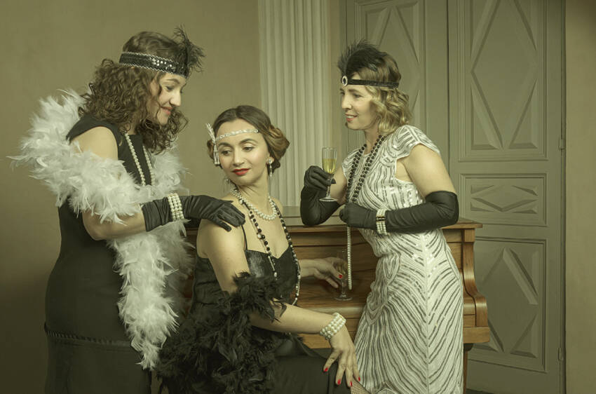 Les agents municipaux de Cagnes-sur-Mer prennent la pose pour mettre en valeur le château de la ville