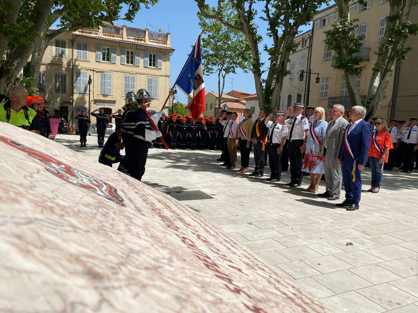 À l’issue des différentes prises de paroles, une cérémonie d’accueil du drapeau et un dépôt de fleurs ont eu lieu place Saint-Pierre.