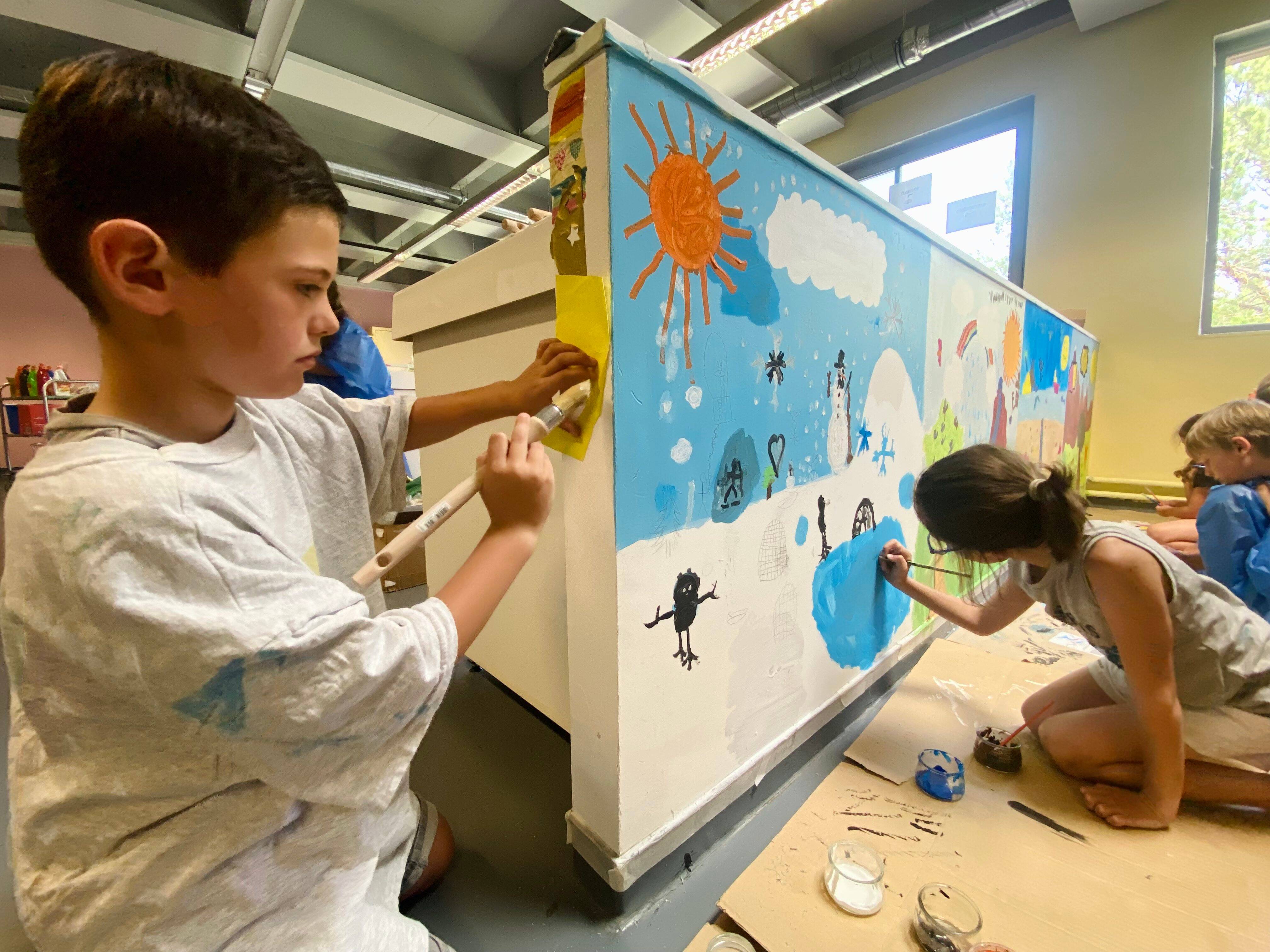 Pupils from the Montessori Éclaireuses school are helping to renovate a class at Léon-Blum high school in Draguignan