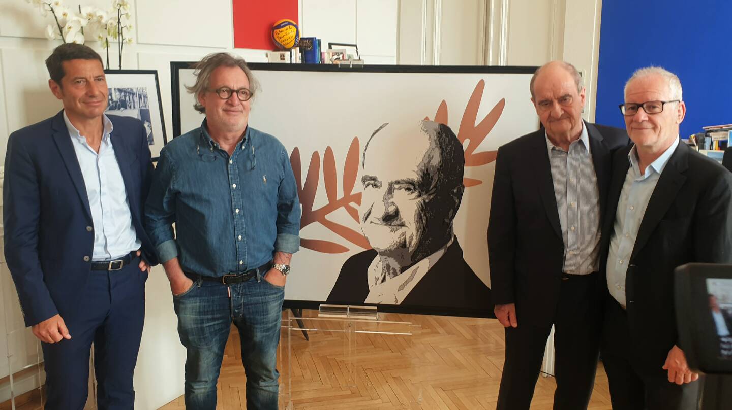 Le président du festival (2e à droite), qui laissera la place au 1er juillet, a été honoré en présence du maire, David Lisnard, de l’artiste Olll, qui a réalisé son portrait et du délégué général du FIF, Thierry Frémaux (de gauche à droite).