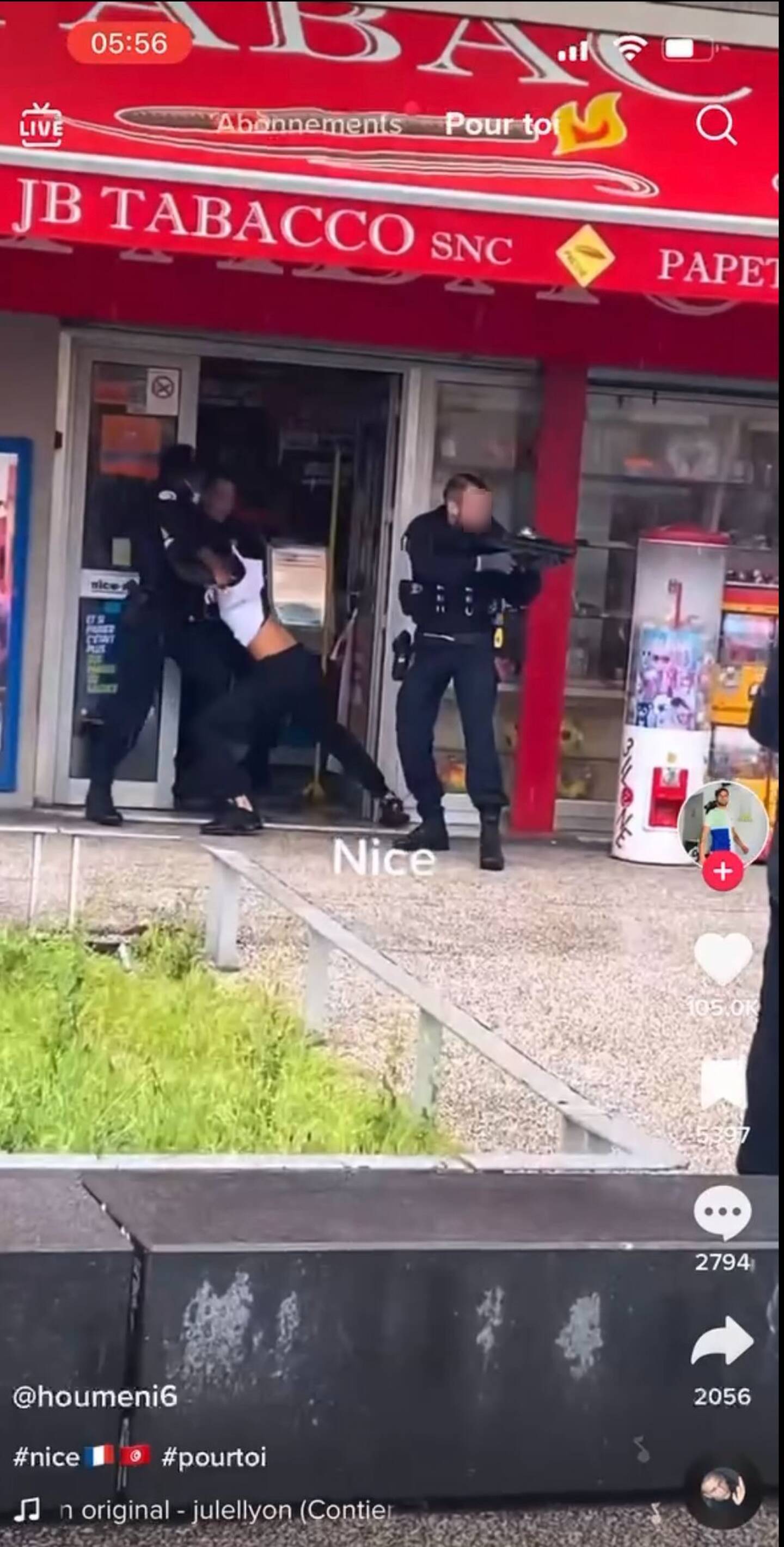 Un policier tient en respect les badauds tentés, tandis que ses collègues entraînent le suspect à l’intérieur du tabac.