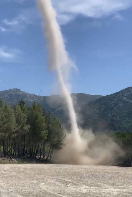 "Rien à voir avec une tornade": un prévisionniste de Météo France décrypte le spectaculaire tourbillon filmé dans la région niçoise