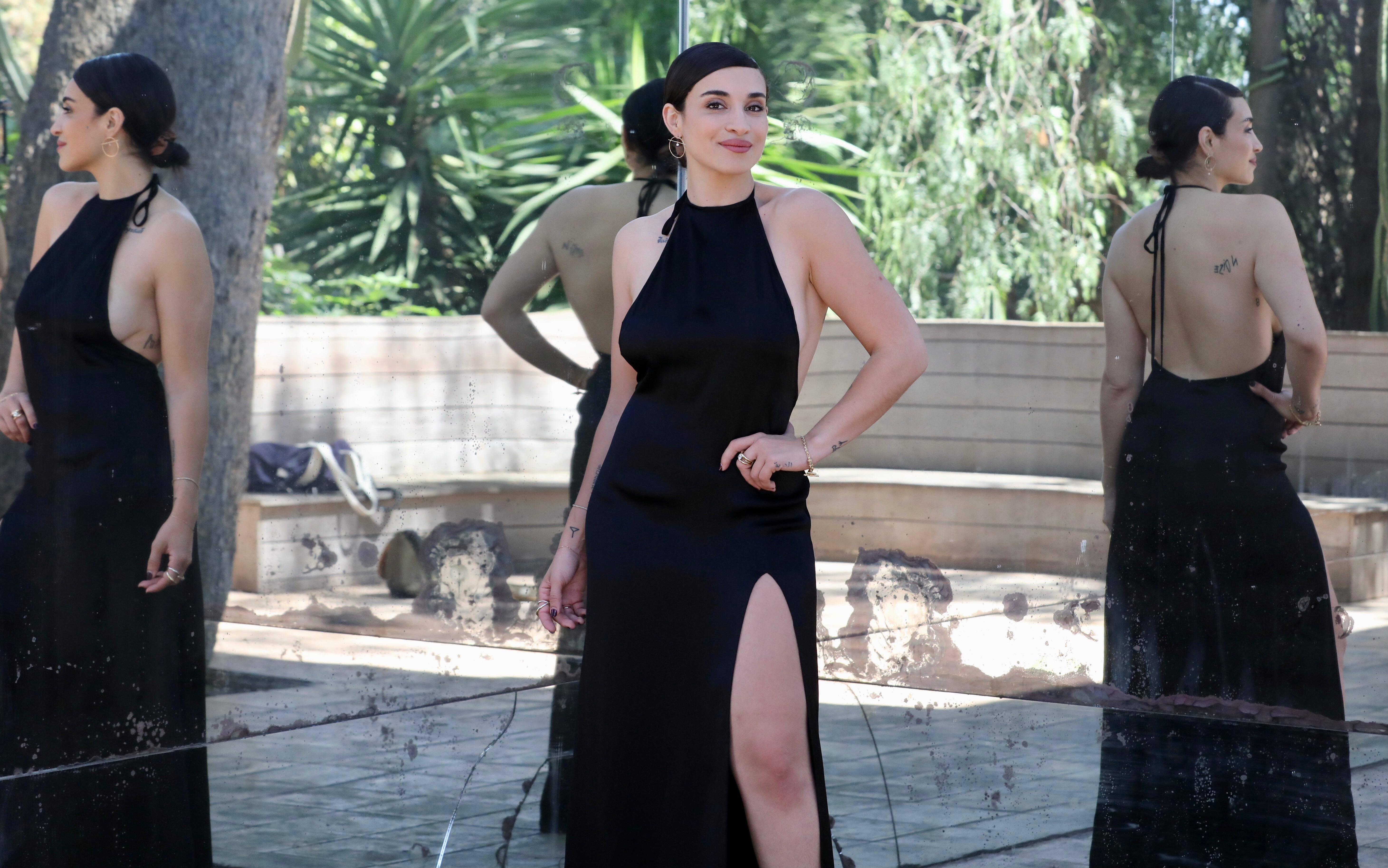 Camélia Jordana en mode glamour chez elle à Hyères