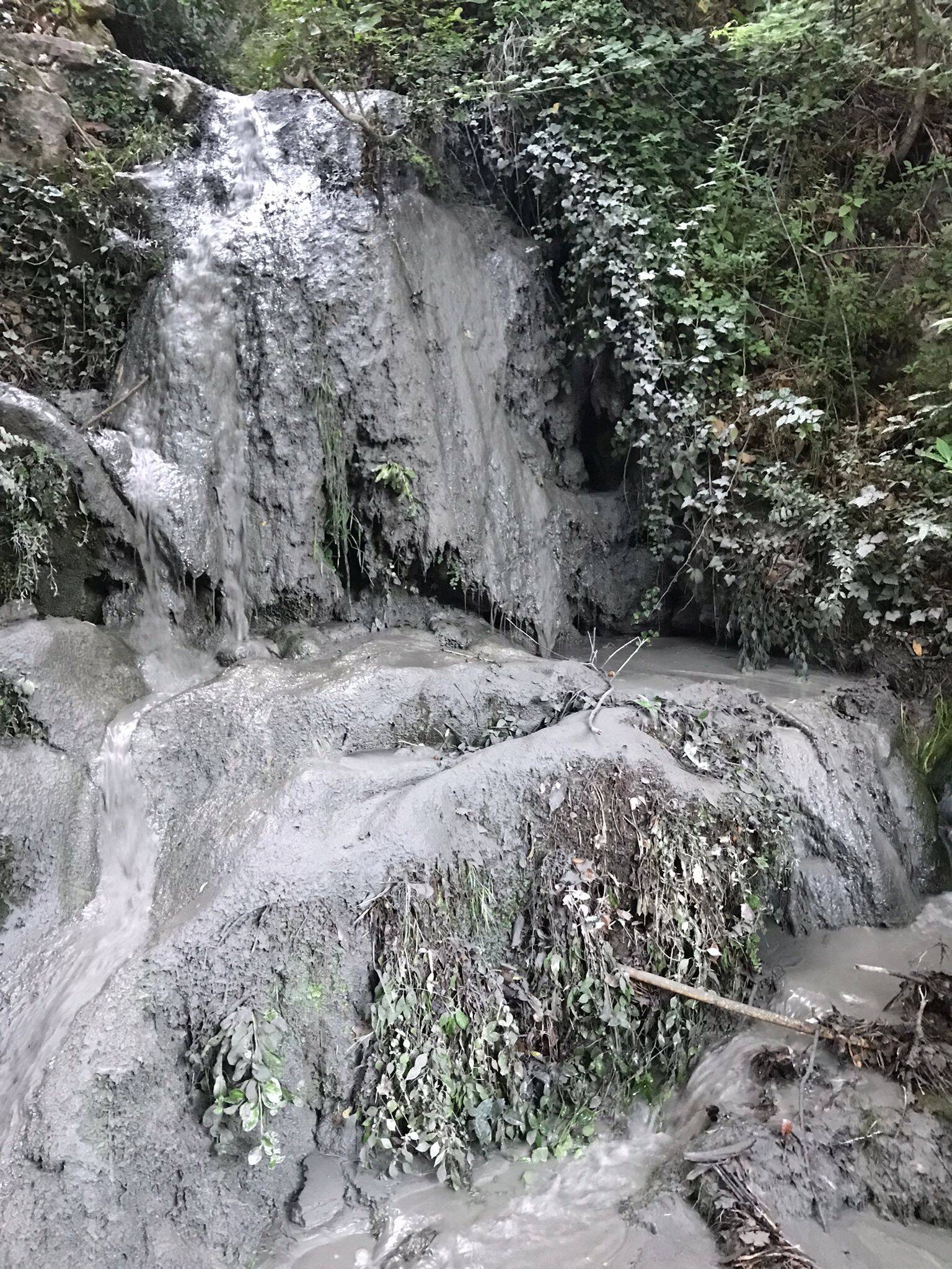 Un cours d'eau vire au gris à Gairaut, une "simple manoeuvre" selon les services municipaux de Nice