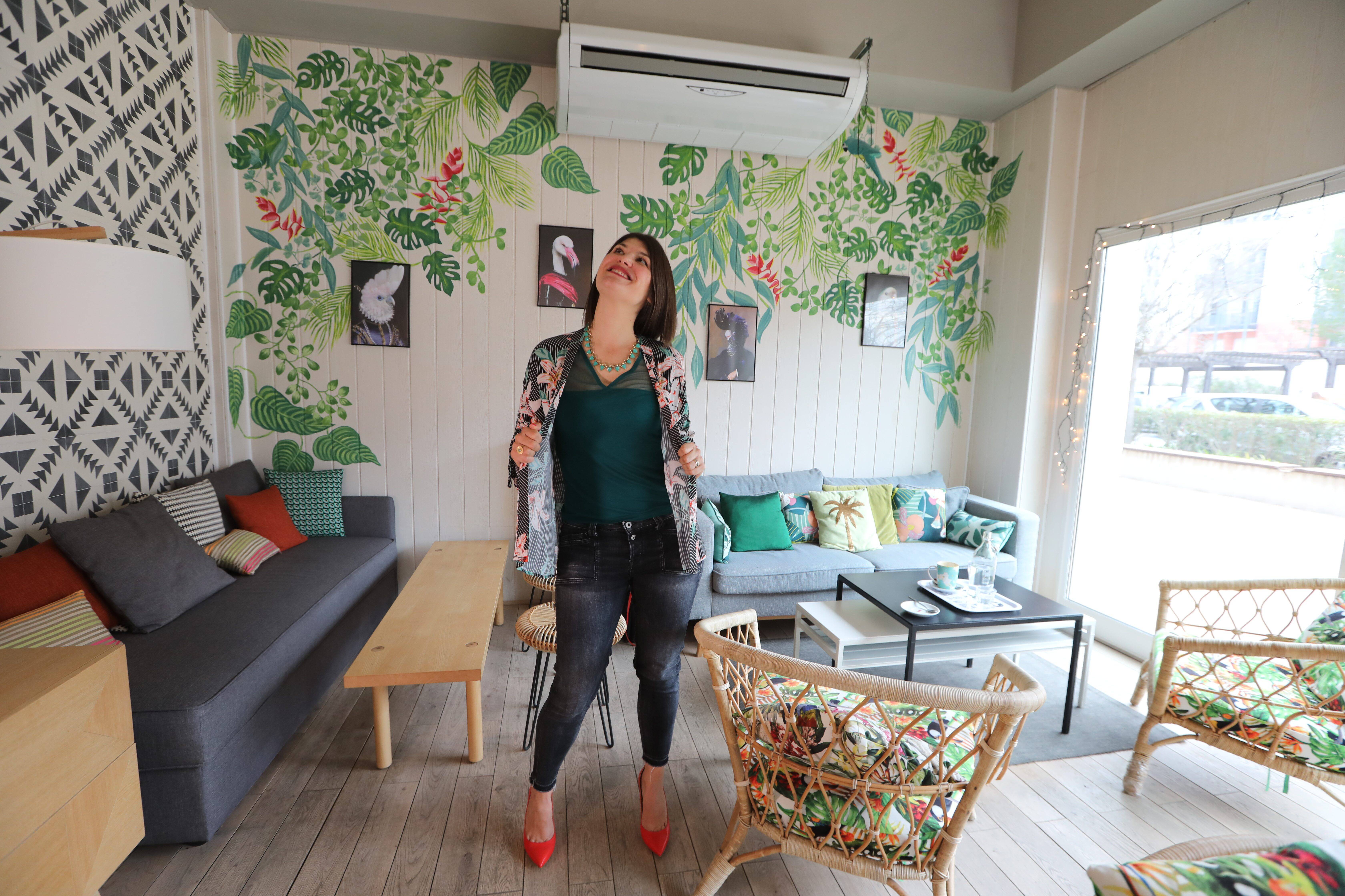 Grâce à ses fresques, cette Cannoise donne de la couleur et de la vie à vos intérieurs à travers toute la France