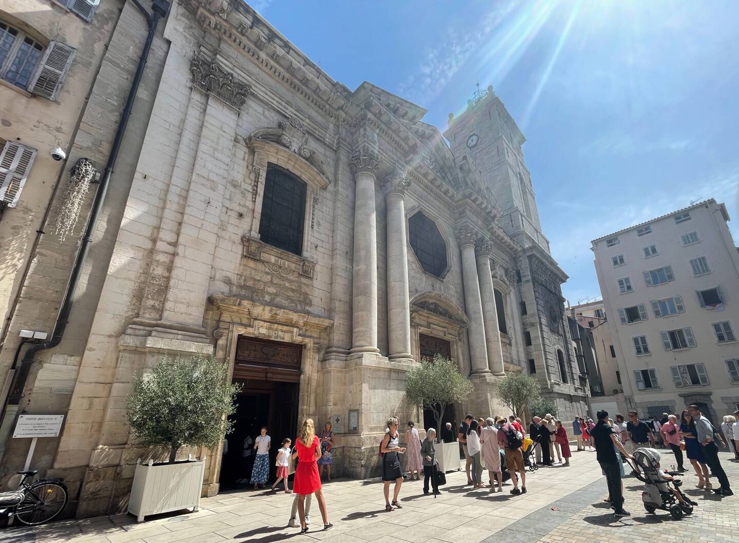 À la sortie de la messe de Pentecôte, ce dimanche à Toulon. La décision du Vatican a été à peine évoquée par le curé de la paroisse.