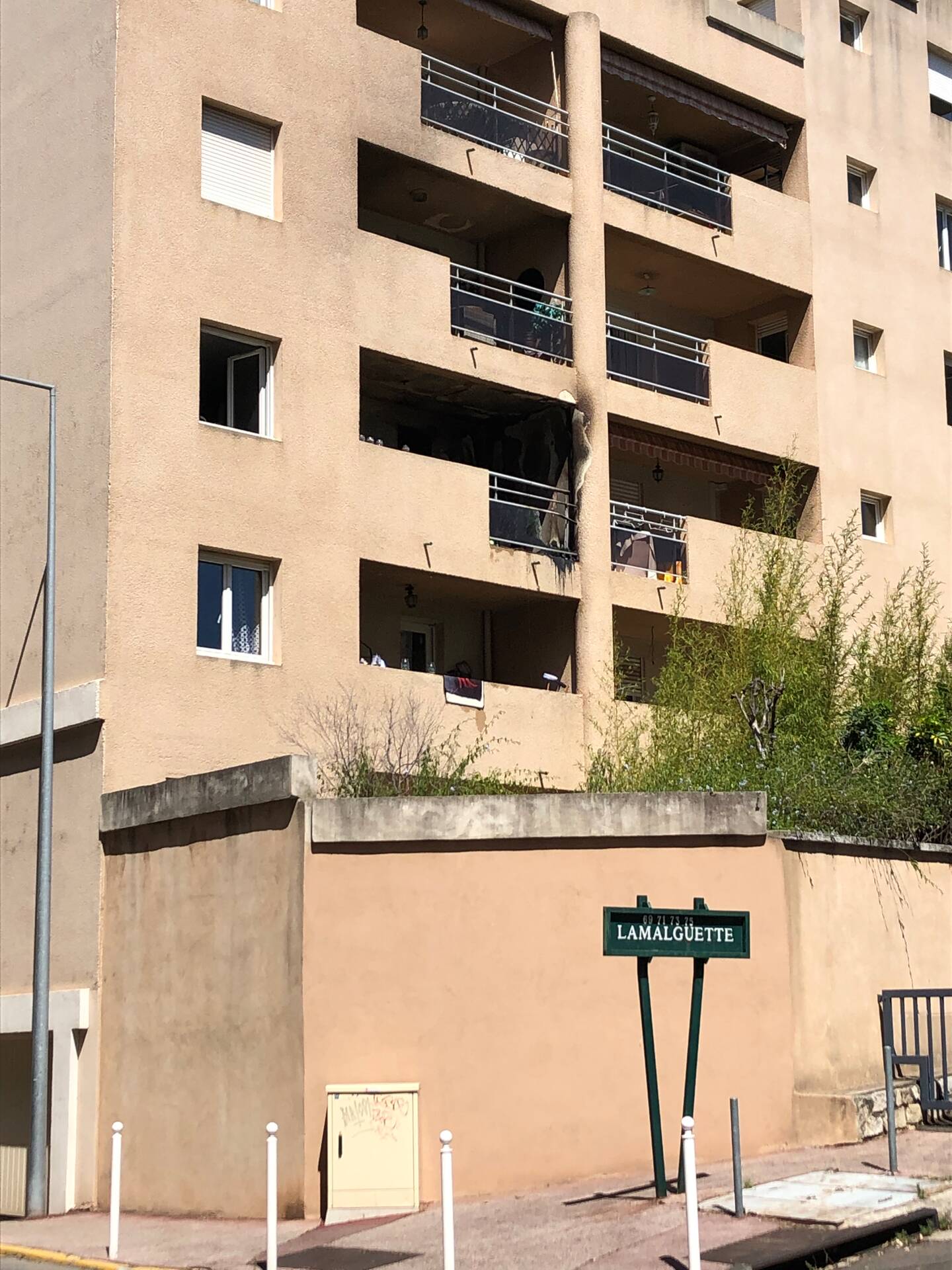 Le feu, dont on ignore pour l’heure l’origine, s’est déclaré sur le balcon d’un appartement situé au 3e étage de la résidence Lamalguette. (Photo PLP).