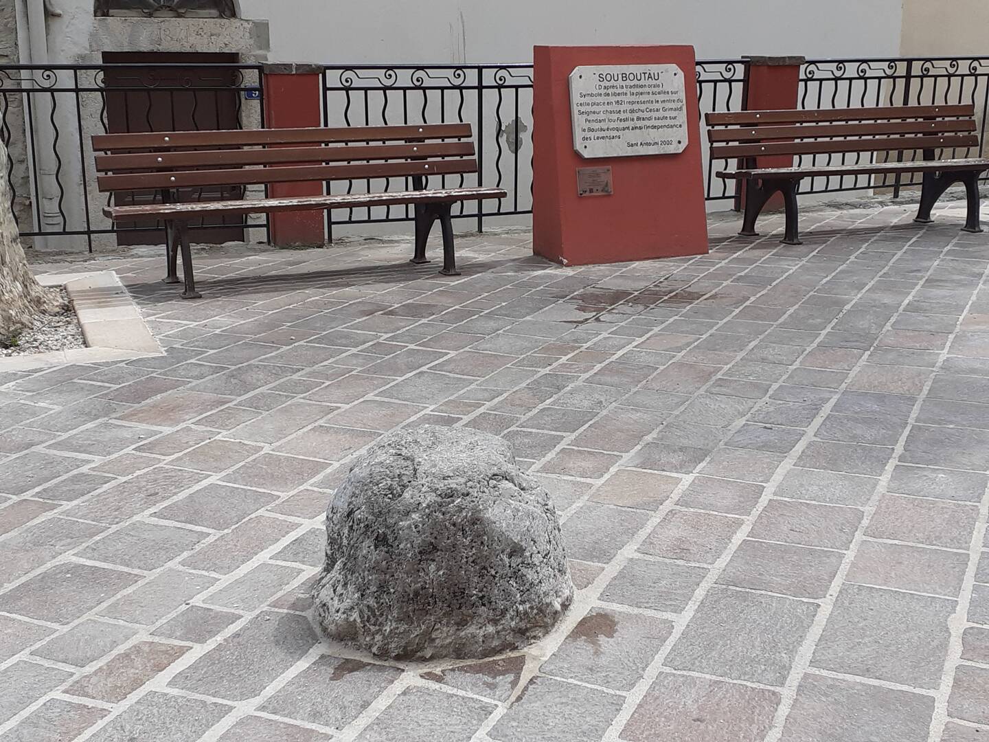 La pierre, scellée en 1621, représente le ventre du seigneur César Grimaldi déchu sur laquelle les habitants dansent en signe de liberté. La fête commence ce samedi à partir de 15heures.