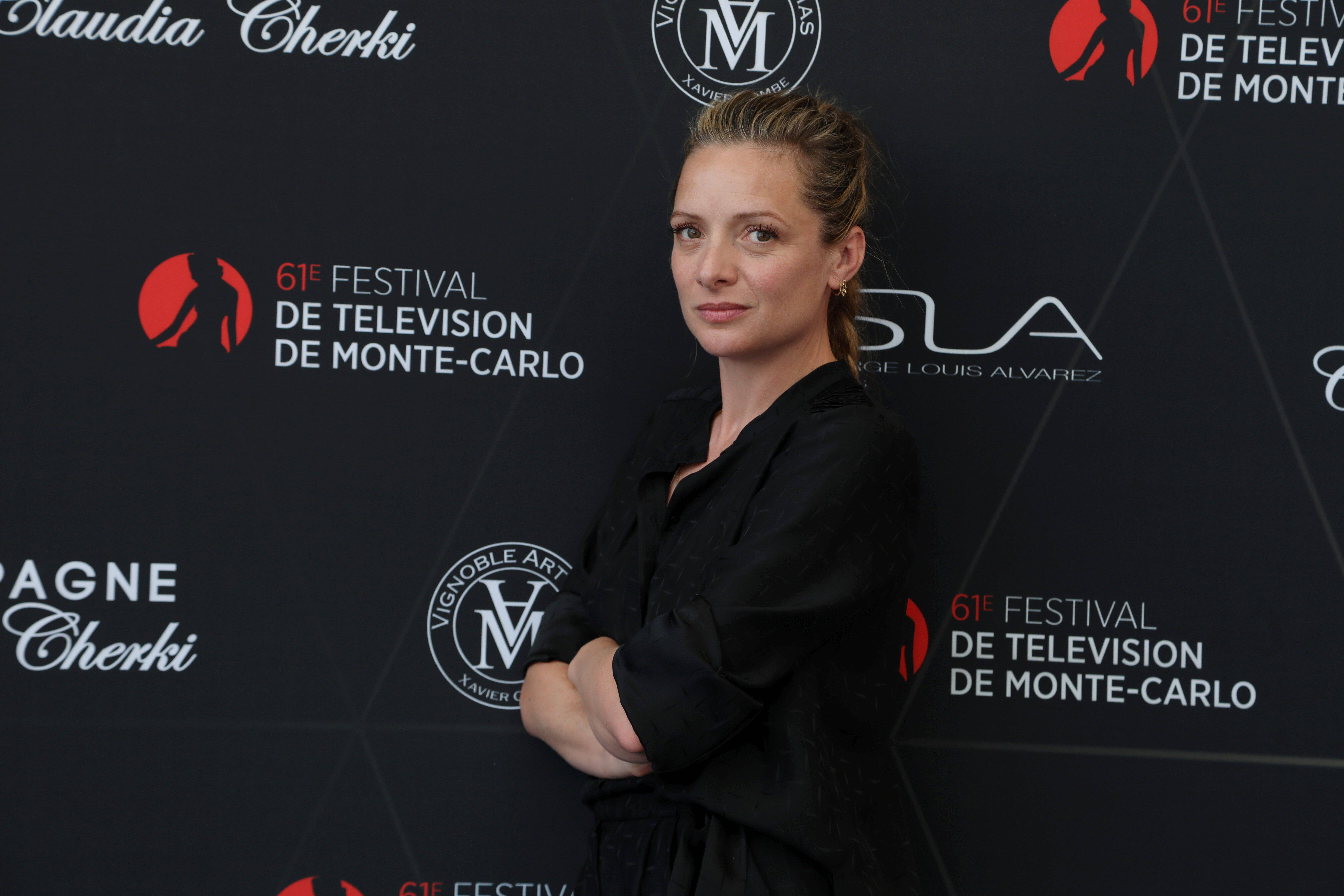 "J'ai des réactions de psychorigide que je n'avais pas avant de jouer Roxane", confie Charlie Bruneau d'En Famille à Monaco