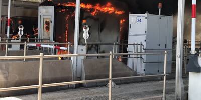 Un véhicule en feu détruit par les flammes au péage d'Antibes