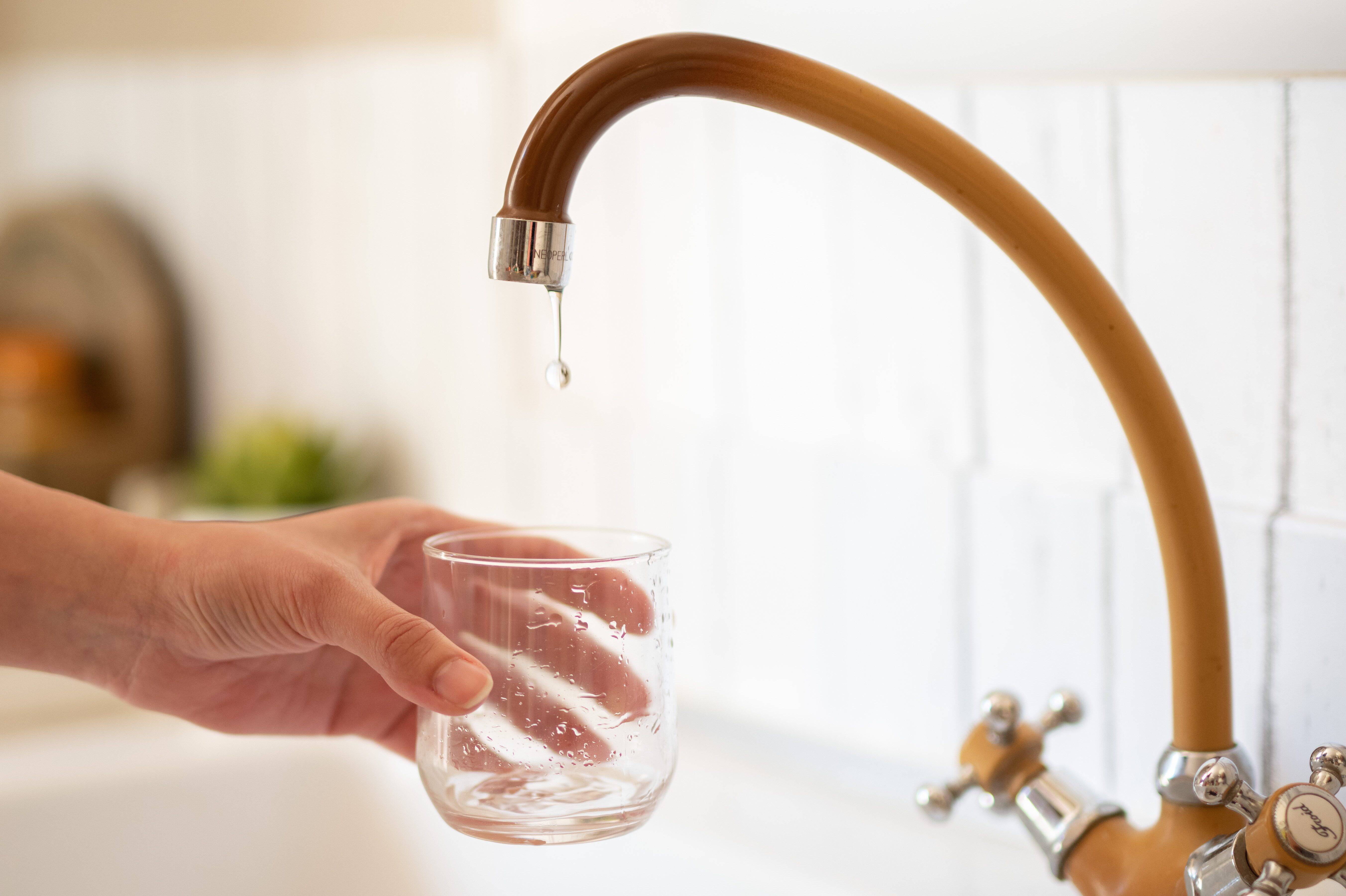 Sécheresse: une commune des Alpes-Maritimes interdit à ses habitants de boire l'eau du robinet