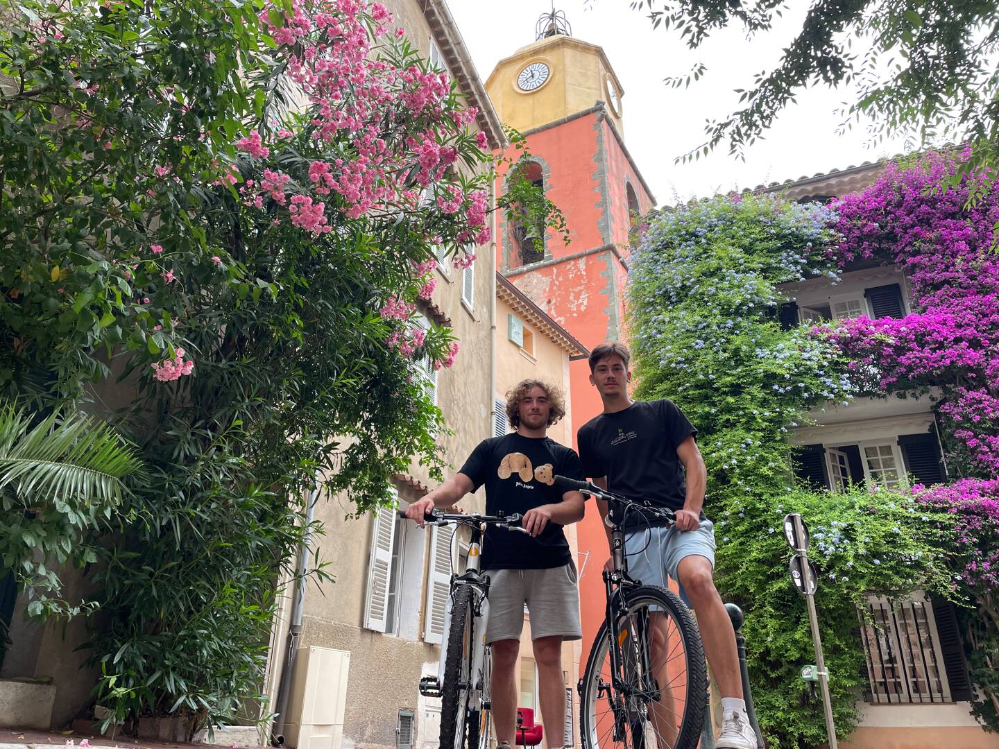 Anthony et Andy partiront du clocher de Saint-Tropez ce mardi 29 juin pour rejoindre Biarritz à vélo.