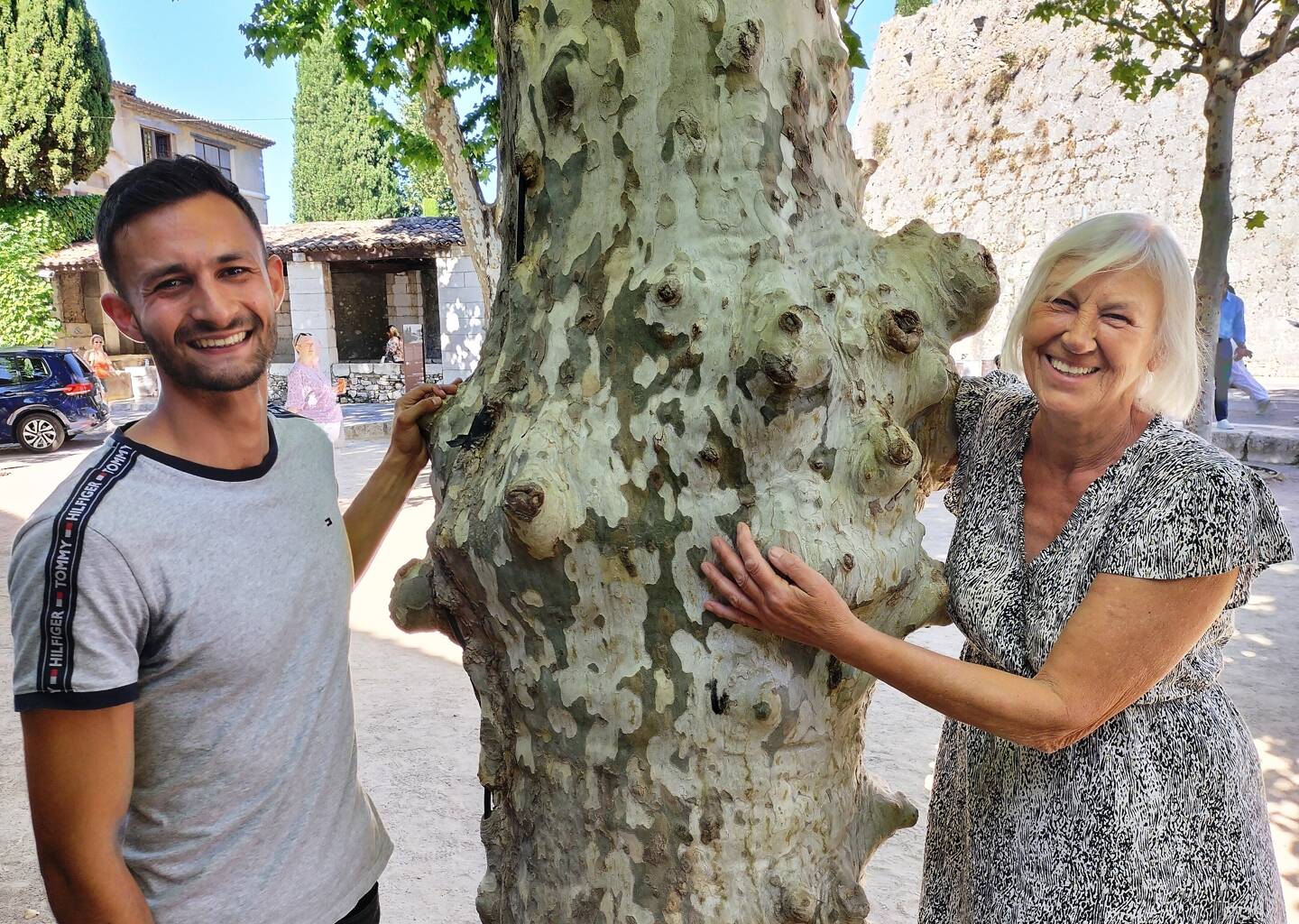 Mathis Ghalmi et Diane Van Den Berge auprès de leur arbre, place du jeu de boules.