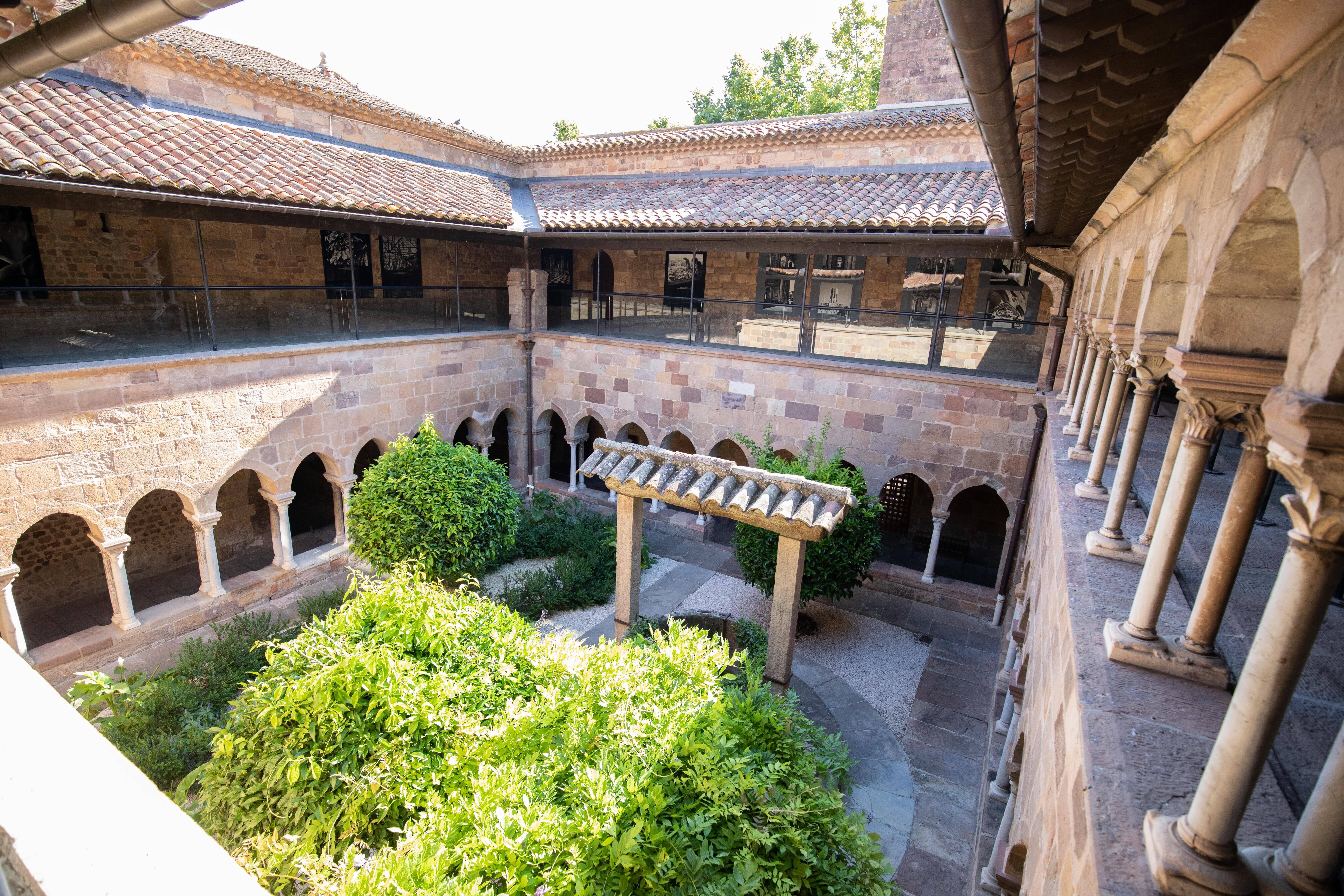 Le cloître de la cathédrale de Fréjus fait la lumière sur son expo