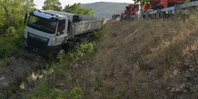 Le conducteur du camion perd le contrôle, son poids lourd finit dans le fossé à Nice