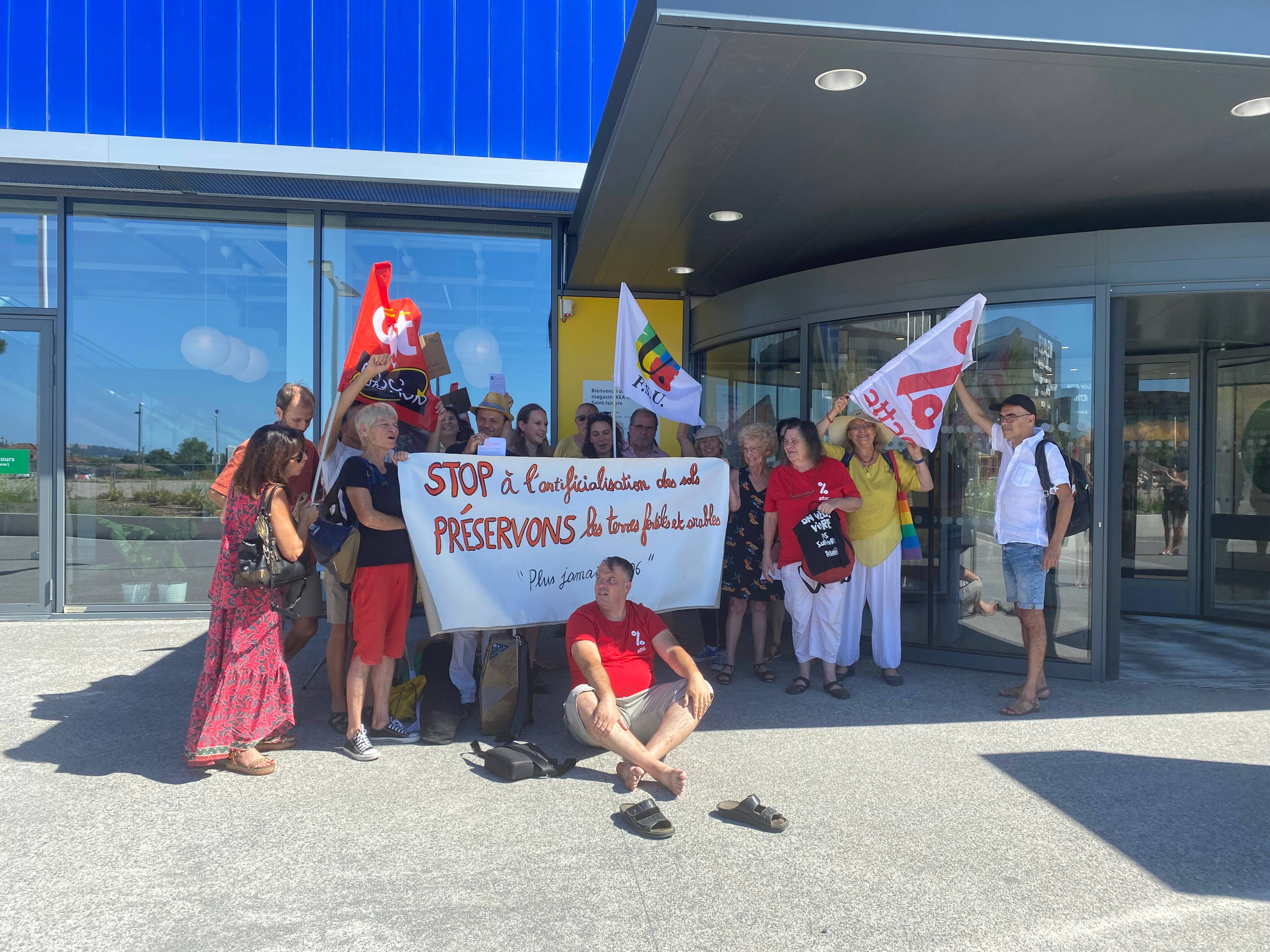 In Nice demonstreerden milieuactivisten zaterdag voor IKEA