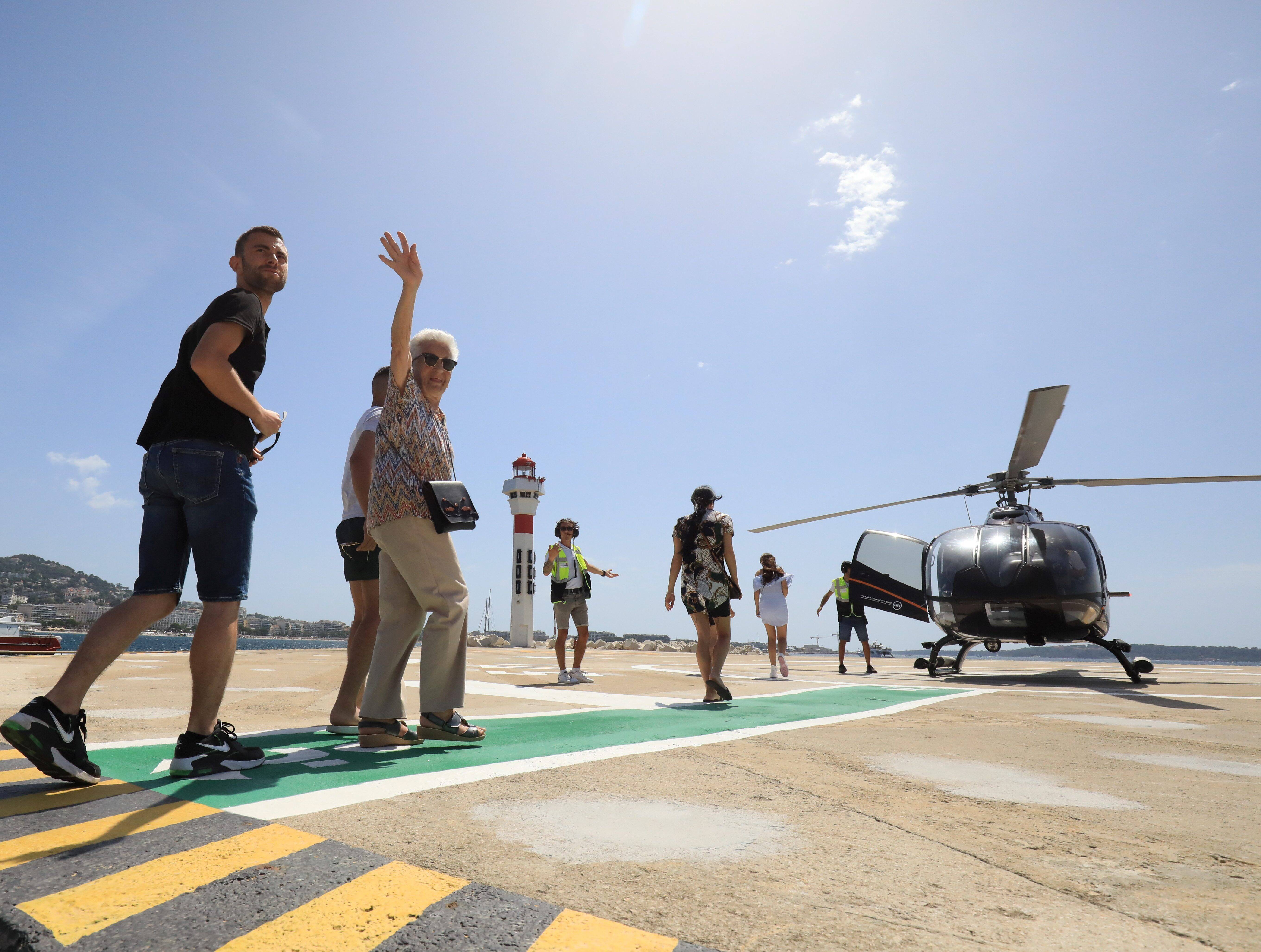 "C'est la plus belle expérience de ma vie!": pour ses 90 ans, cette Niçoise fait son baptême de l'air en hélicoptère