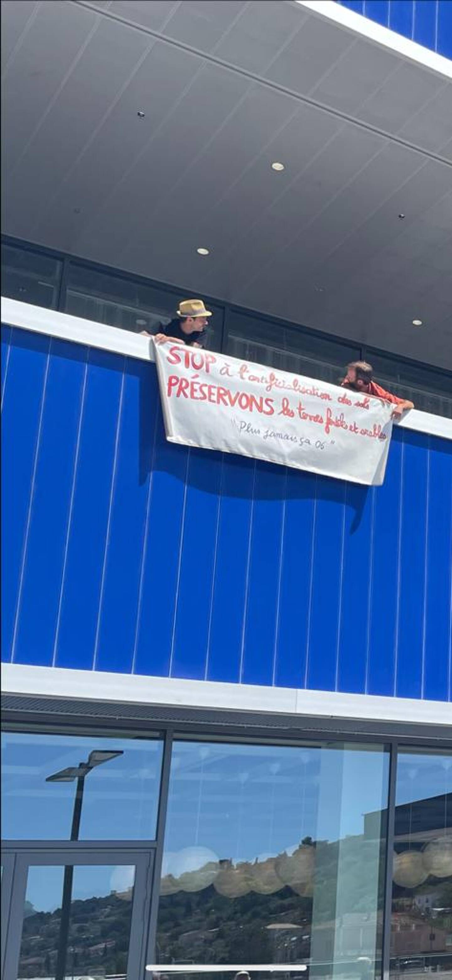 Le collectif "Plus jamais ça" a déployé sa banderole sur la façade d’Ikea, hier samedi.