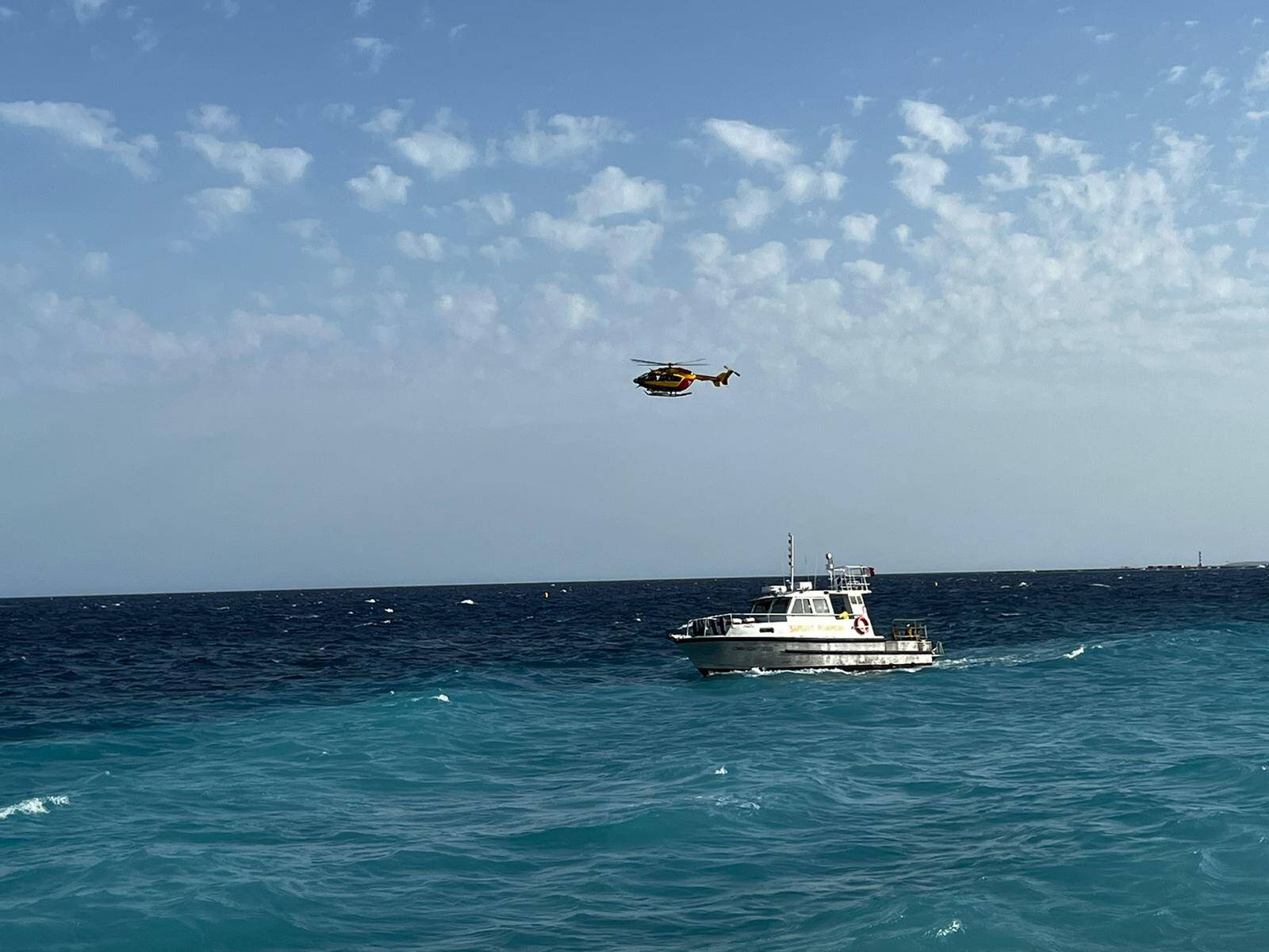 VIDEO. Hélicoptère et vedettes mobilisés à Nice pour retrouver un nageur pris par la houle