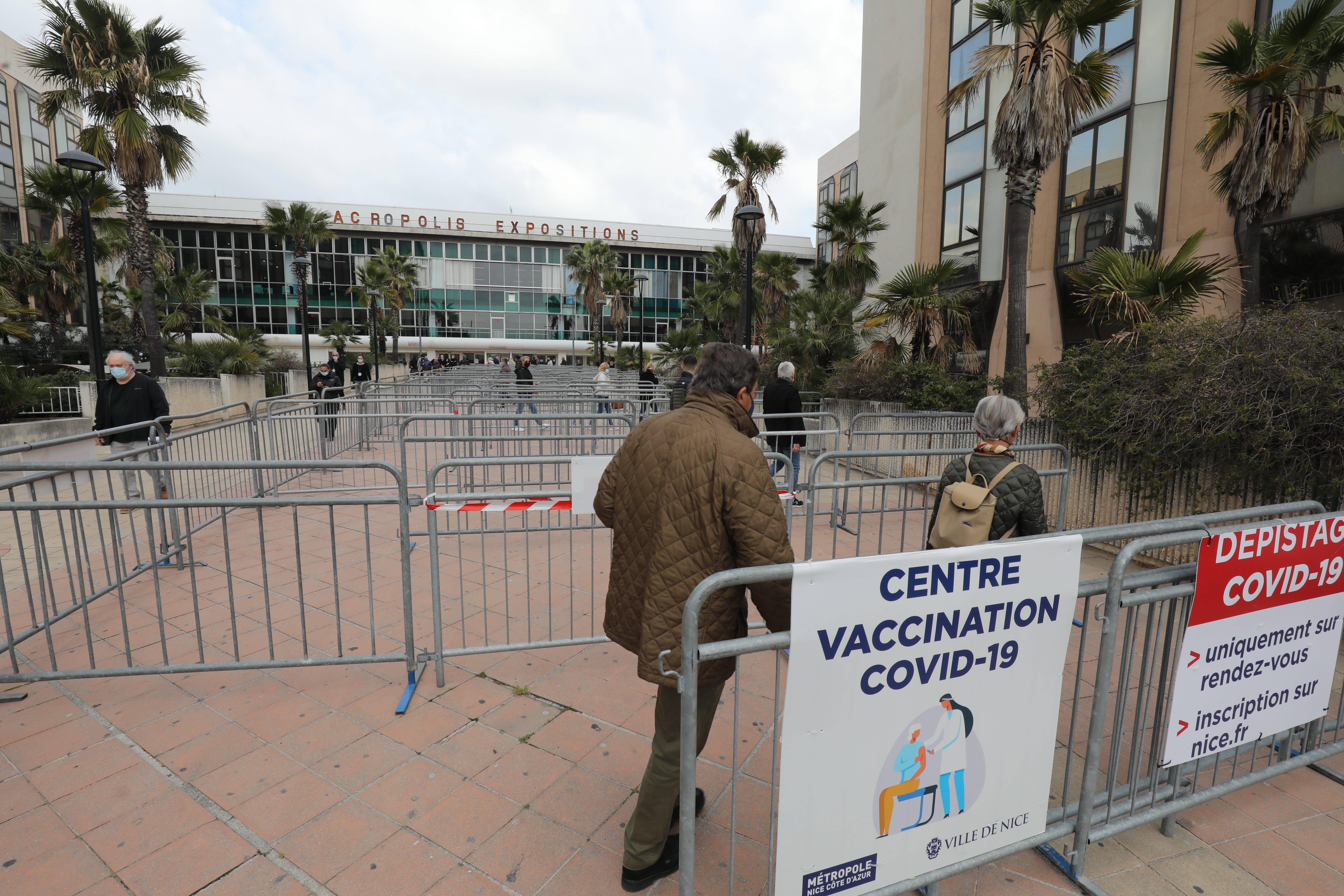 "Le pass vaccinal pourrait être réactivé dès le 1er août", prévient Christian Estrosi au conseil métropolitain