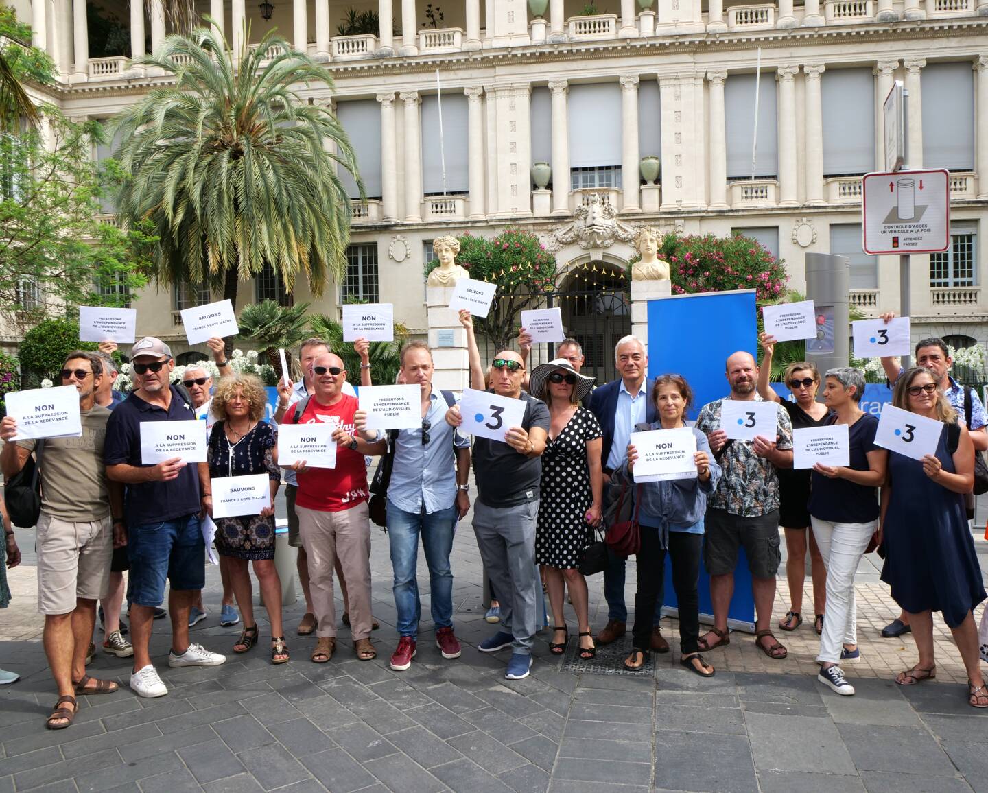 Les journalistes de France 3 Côte d’Azur rassemblés ce mardi devant le palais des Rois Sardes.